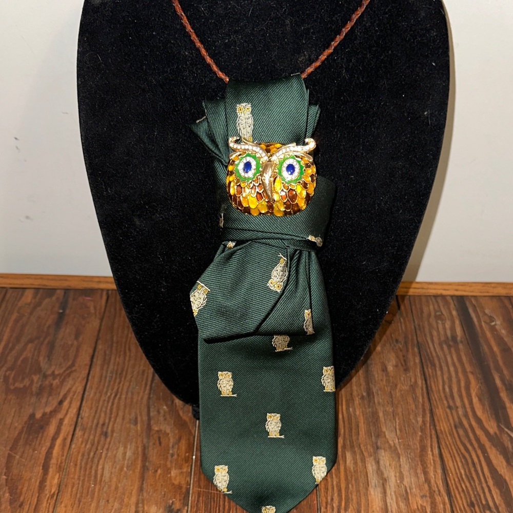 Elegant Green Owl Motif Men's Tie & brooch necklace